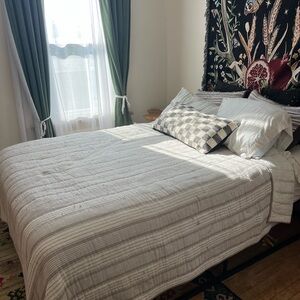 Hearth & Hand White & Gray Striped Quilt Size Queen